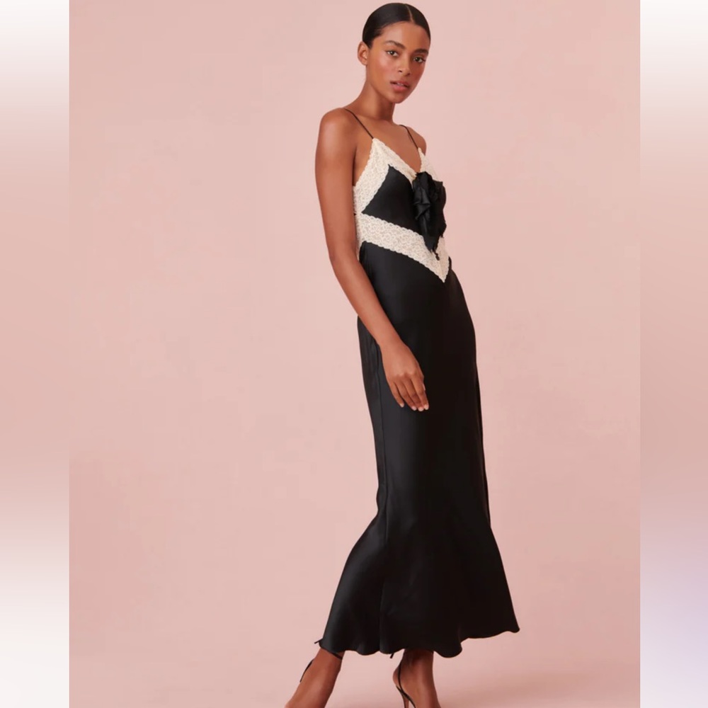 Gorgeous piece to wear with heels or sneakers